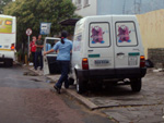 Danilo Cunha queixa-se de veculos que estacionam em cima da calada na esquina da Rua Doutor Sebastio Leo com a Avenida Joo Pessoa.