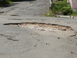 Luana Freitas denuncia que uma cratera est se formando na esquina das ruas 1 de Setembro e Clemente Pereira, no Bairro So Jos. A cada chuva o buraco abre mais e pode provocar acidentes.