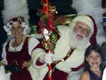 Ultimo desfile de Natal na Rua XV, Marcelle est ao lado do Papai Noel