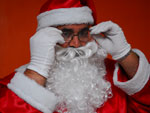 Barba, culos e gorro deixam Newton irreconhecvel. Mas apenas para os adultos. As crianas sabem de cor: Ele  o Papai Noel.