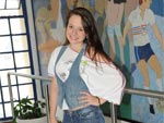 Nathalya Barboza, 16 anos, Colgio ACM acertou quando apostou em um colete jeans sobreposto com uma bata branca divertida. O colete garantiu um visual mais justinho e fashion.