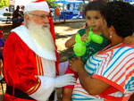 Crianas tiraram fotos com o Papai Noel