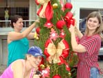 Ana, Giani e Morgana enfeitando a rvore de Natal para o concurso de Decorao Natalina na cidade de Timb
