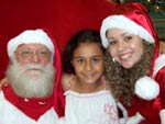 A criana da foto  minha filha Thaynara, gostaria de presente-la com sua foto junto ao Papai Noel e sua ajudante no shopping.