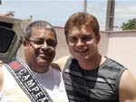 Passeando em Blumenau, o jogador Paulinho do Vasco est posando para uma foto com seu Tio Silvio conhecido como Quinho. Isto ocorreu na festa de Natal da famlia, dia 20 de dezembro