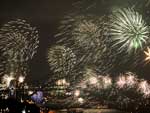 Os fogos de artifcio iluminaram a baia de Sidney, na Austrlia, durante um espetculo para comemorar a chegada do novo ano
