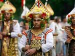 Bailarinos de Bali participaram de um desfile cultural para celebrar o novo ano na Indonsia
