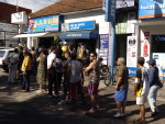 No ltimo dia para apostar na Mega Sena da Virada, lotricas de Porto Alegre ficaram lotadas