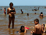 Dia ensolarado, muito calor, cenrio ideal para a praia do Lami ficar lotada