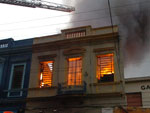 Um incndio atingiu a loja Xpt, um atacado de confeces na Rua Voluntrios da Ptria, 596, no centro da Capital