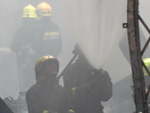 Aps quase trs horas de trabalho, os bombeiros conseguiram controlaram o incndio