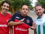 Foto tirada h pouco em homenagem ao Xavante em Luanda, capital da Angola. Na foto: Fernando Favini (Inter), Leonardo Barros (Xavante * Milar #7), Alexandre Carelli (Juventude)