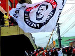 Eduardo Costa com a bandeira da torcida mafia xavante homenageando claudio milar