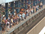 Um problema no sistema de freios de um dos trens da Trensurb agravou ainda mais os transtornos causados no sistema nesta manh. Vago ficou parado na Estao Rodoviria