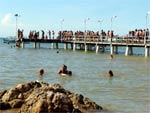 Um dos pontos tursticos mais visitados de Penha  o Trapiche da praia de Armao do Itapocori