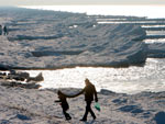 J na Alemanha, o frio segue firme. Na foto, praia do mar Bltico coberta de neve, em Wustro