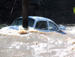 Temporal deixa mexicanos em alerta. Na foto, veculo  arrastado pelas guas