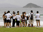 Aps 1h de caminhada, os participantes alcanam a praia de Naufragados