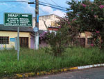 Eliane Nunes reclama que a Avenida Porto Alegre, no Bairro Jardim Planalto, em Esteio, no  capinada h meses. O mato prejudica a visibilidade no local.