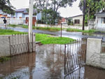 Denise Machado denuncia que a Rua Santa Cruz, no Bairro Santa Cruz, em Grabata no  limpa h mais de um ano. Sempre que chove alaga vrias moradias.