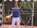 Com um look mais esportivo, ela veste cala curta Renner (R$ 69), blusinha de malha Marisa (R$ 29) e tnis Kolosh (R$ 99).