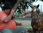 Com a famlia, Antnio passou por vrias cidades da regio Sul, fotografando crianas do Paran, Santa Catarina e Rio Grande do Sul. At que chegou em Joinville, a sua cidade preferida, onde reside h 25 anos.
