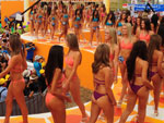 As 82 candidatas entram na passarela para o desfile coletivo