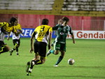 Tentativa de longe de Trpodi, marcado de perto por Tiago, camisa 3 do Cricima