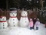 A foto mostra minhas trs filhas brincando na neve (de mentirinha) montada em Canela/RS