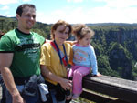 Foto da viagem que fizemos para a Serra Gacha, que lugar lindo. Regina, Vanderlei e a filha Amanda. No Mirante em Itaimbzinho nos Aparatos da Serra