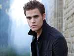 Paul Wesley  (Stefan Salvatore) - Vampire Diaries - O “gloriosamente, espantosamente, pico, belo jovem, elegante”, ele parece ter 17 ou 18, mas ele  realmente um vampiro de 162 anos que tem vindo a Mystic Falls em busca de Elena.