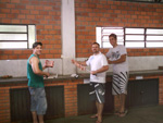 Rui Oliveira Barbosa envia foto com os amigos Daniel e Guilherme, num domingo, assando uma carne tomando uma cerveja e lendo Diario Gacho.