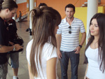 Diretor Cristiano Trein, no centro, ensaiando com Marcela Hoeppers e Andressa Girotto no colgio Anchieta