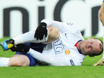 O jogador Rooney torceu o p sozinho no incio do lance do gol da virada do Bayern e saiu de campo com a ajuda dos companheiros
