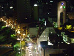 Vista noturna do centro de Blumenau. Detalhe para o final da rua XV de Novembro, Prefeitura, Beira-Rio e Ponte de Ferro.