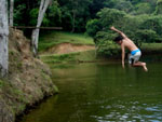 Tlio Marcelo pulando em uma lagoa na Nova Rssia.