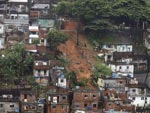 Viso geral de um deslizamento de terra causado pelas fortes chuvas no Rio de Janeiro