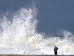 Ressaca atinge a orla da praia de Copacabana, na zona sul do Rio de Janeiro. H previso de que as ondas cheguem a quatro metros nas praias cariocas