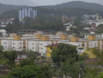 Os prdios amarelos fazem parte do condomnio Itaguara.