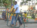 Edson Pompeu (camiseta azul), 56 anos, mora em frente  praa do Guanabara h cerca de 15 anos. Na foto tambm aparece Afonso Costa (bon azul), 67 anos, morador do Guanabara h 50 anos.