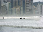 Ondas gigantes na Praia Central de Balnerio Cambori.