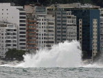 Ressaca atingiu a orla de Copacabana, na zona sul do Rio de Janeiro. A faixa de areia que, em mdia,  de 70 metros de largura, foi encoberta pela gua.