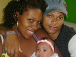 Ethyene Bastos, junto com a filha Huanda e o marido Leo, no dispensa o Dirio todas as manhs junto com o caf.