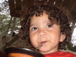 Ana Paula da Silva e o filho Cau, 3 anos, parabenizam o Dirio pelo aniversrio.