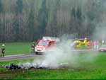 Servios de emergncia ajudam no local onde caiu um monomotor checo perto da cidade de Eidenbeg, ustria