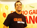 O mais novo milionrio do pedao posou com a camiseta da campanha ''Crack, nem pensar''