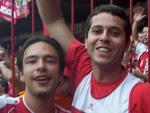 Eduardo Alvim e o amigo Rafael ao lado da Torcida Popular esperando para comemorar o ttulo. 50 mil colorados foram calados por uma dzia de gremistas.