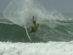 Neco Padaratz domina as ondas na Praia da Vila no duelo contra Mineirinho e Jadson Andr