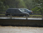 gua no Ribeiro da Velha, em Blumenau, est no nvel da ponte