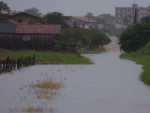 Chuva forte causa alagamento em ruas de Navegantes